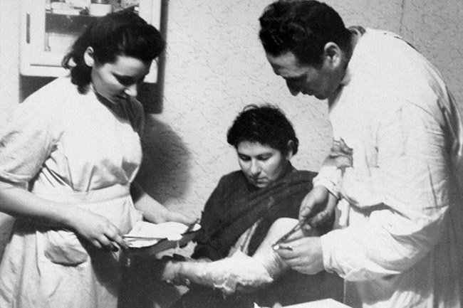 Dr. David Arolianski treats a patient in his clinic in the Kovno ghetto. He was killed in a bunker during the ghetto’s liquidation in 1944. US Holocaust Memorial Museum, courtesy of George Kadish/Zvi Kadushin